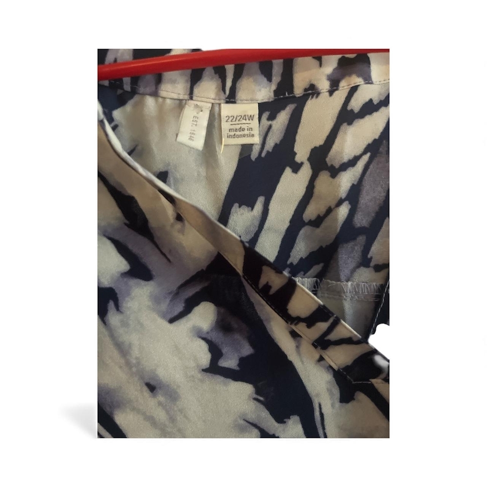 Abstract Patterned Women's Top - Picture 4 of 4